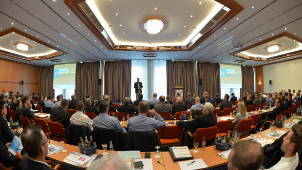 Moderator Ralf Majer-Abele eröffnete den Heimtier-Kongress 2015 in Fulda.