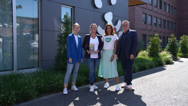 (Von links) „Tierisch engagiert“-Verantwortliche Theresa Spenrath, die Gewinnerin des Goldenen Fressnapfs 2024 Dr. Katrin Wontorra, "tierisch engagiert"-Botschafterin Jana Ina Zarrella und Thomas Schröder, Präsident des Deutschen Tierschutzbundes.