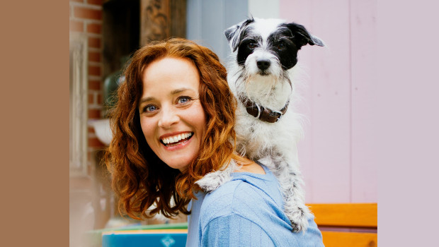 Kate Kitchenham mit ihrem Hund Knox.