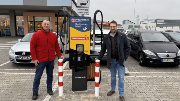 Lutz Sommer (Leitung Energie- und Umweltmanagement, Das Futterhaus) und Florian Dommel (Bereichsleiter E-Mobilität der Pfalzwerke) eröffneten den ersten gemeinsamen E-Mobilitätsstandort in Lampertheim.