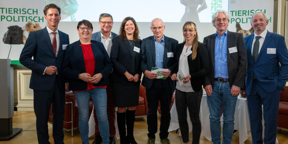 (von links) ZZF-Geschäftsführer Gordon Bonnet, Schirmherrin Anke Hennig (SPD), Prof. Dr. Peter Kunzmann, Dr. Ophelia Nick (Bündnis 90/Die Grünen), die ZZF-Fachreferenten Dr. Stefan K. Hetz und Selina Schlierenkamp, Prof. Dr. Lars Lewejohann und ZZF-Präsident Norbert Holthenrich.