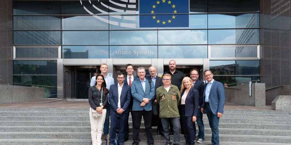 Die EPO will Stärke zeigen, im Bild (von links) Nathalie Gamain (EPO, Belgien), Nick Hustinx (Hustinx Aquaristiek, Belgien) Thomas Le Rudulier (JAF, Frankreich), Gordon Bonnet (ZZF, Deutschland), Svein A. Fosså (NZB, Norwegen), Dr. Stefan Hetz (ZZF, Deutschland) Olivier Dominikowski (PRODAF, Frankreich), Martin Höhle (The Pet Factory, Deutschland), Heike Mundt Poettgen (Papageienpark Bochum, Deutschland), Volker Ennenbach (Das Tropenhaus, Deutschland), Dr. med. vet. Olaf Türck (Fressnapf, Deutschland). 