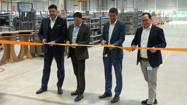 Gemeinsam wurde die neue Halle in Betrieb genommen (von links): Harald Suchanka (CEO Handtmann FuP), Georg Briegel (Produktionsleitung FuP), Dr. Mark Betzold (CTO Handtmann FuP) und Markus Handtmann (Co-Geschäftsführer Handtmann Holding).