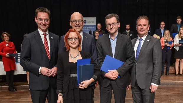 Klaus Meyer-Kortenbach, Einkaufsleiter bei Futterhaus (Zweiter von rechts), freut sich mit seiner Mitarbeiterin Lisa Lehrke über deren Ehrung als eine der 108 landesbesten Auszubildenden.