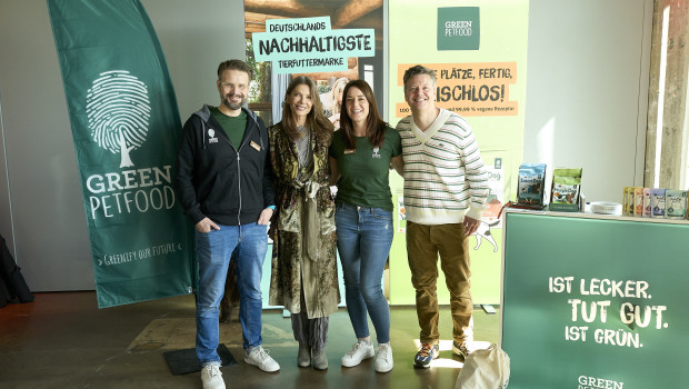 Freuen sich über das neue Magazin (von links): Rafael Rybandt (Brand Lead Green Petfood), Ursula Karven, Patricia Knecht (Brand Marketing Green Petfood) und Björn Hoven (Geschäftsführer Leuchtstoff Media).