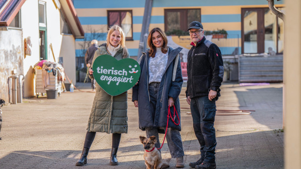 Theresa Spenrath, Vertreterin von „Tierisch engagiert“, und Moderatorin Jana Ina Zarrella mit Romano Köllisch, Bereichsleiter im Tierheim Köln-Dellbrück.