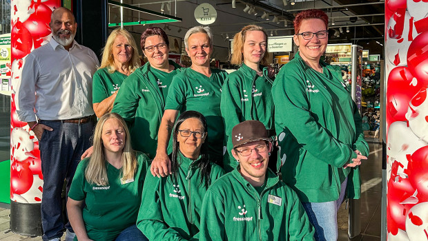 Das Filialteam und die Gebietsleitung freuen sich über die neue Filiale im Traisenpark St. Pölten: Markus Gümpel, District Manager, Birgit Kastner (hinten 2. v. l.), Filialleitung und die Mitarbeiter.