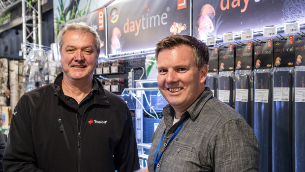 Michael Degen (l.) begrüßt auf der Aqua-Expo-Messe in Dortmund den Waltron-Geschäftsführer Matthias Watermann im Unternehmen.