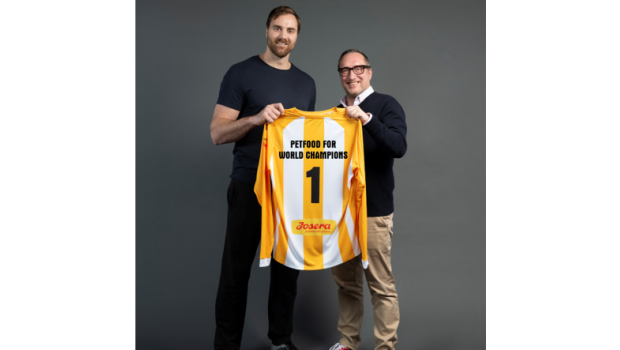 Josera-Marketingchef Stefan Seitz und Andreas Wolff (links), Torwart der deutschen Handball-Nationalmannschaft. 