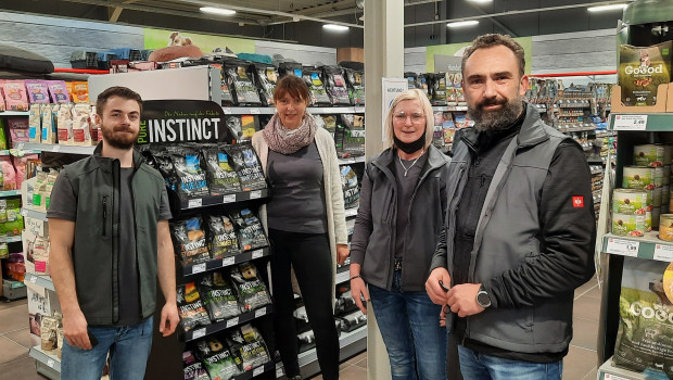 Helge Löbus (rechts) und seine Mitarbeiterinnen und Mitarbeiter freuen sich über die Neueröffnung.