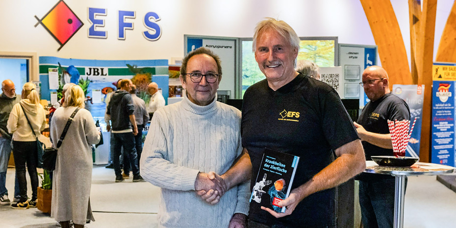 Dieter Untergasser (l.)  präsentierte das Buch bei  der EFS-Hausmesse, hier  mit Bernd Schmölzing.