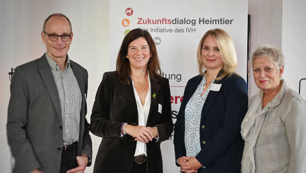 Freuen sich über die gelungene Auftaktveranstaltung in Berlin (von links): IVH-Vorsitzender Georg Müller, Dr. Ophelia Nick und die Referentinnen Prof. Dr. Andrea Beetz und Ingrid Stephan.