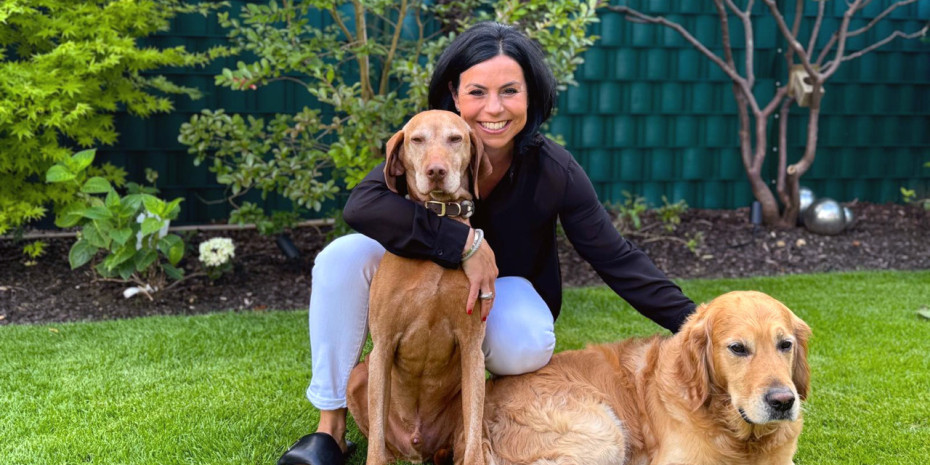 Tina Schorn, die Gründerin von Sams Wildsnacks, ist seit Jahren begeisterte Hundeliebhaberin und im Tierschutz aktiv.