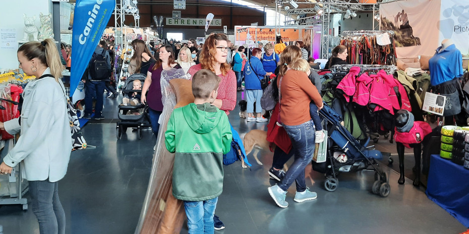 Viele Besucher kauften auf der Messe kräftig ein. Das lag auch an den mitunter hohen Messerabatten, die an manchen Ständen gewährt wurden. 