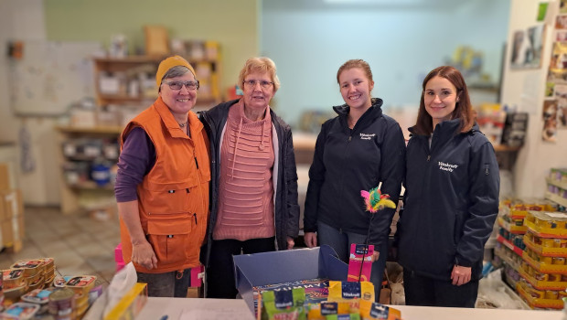 Unterstützung für die Bremer Tiertafel: Die Vitakraft-Mitarbeiterinnen Lina Hesemann und Anna Schulze-Smidt liefern nicht nur Produktspenden, sondern assistieren auch den ehrenamtlichen Helferinnen.