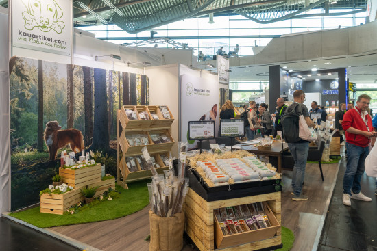 Reger Besuch am Kauartikel-Stand mit Natur-Fokus.